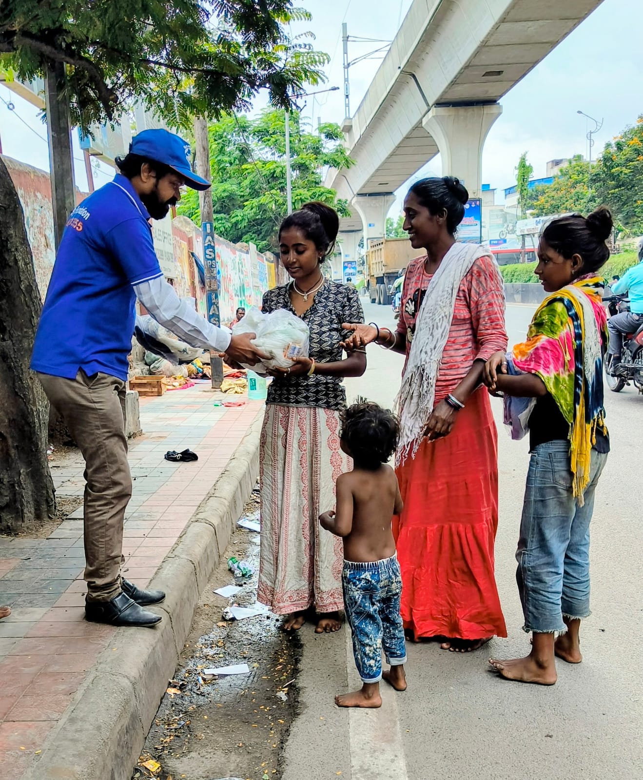 ఫుట్పాత్ల జీవనం సాగిస్తున్న వారికి దుస్తుల పంపిణీ