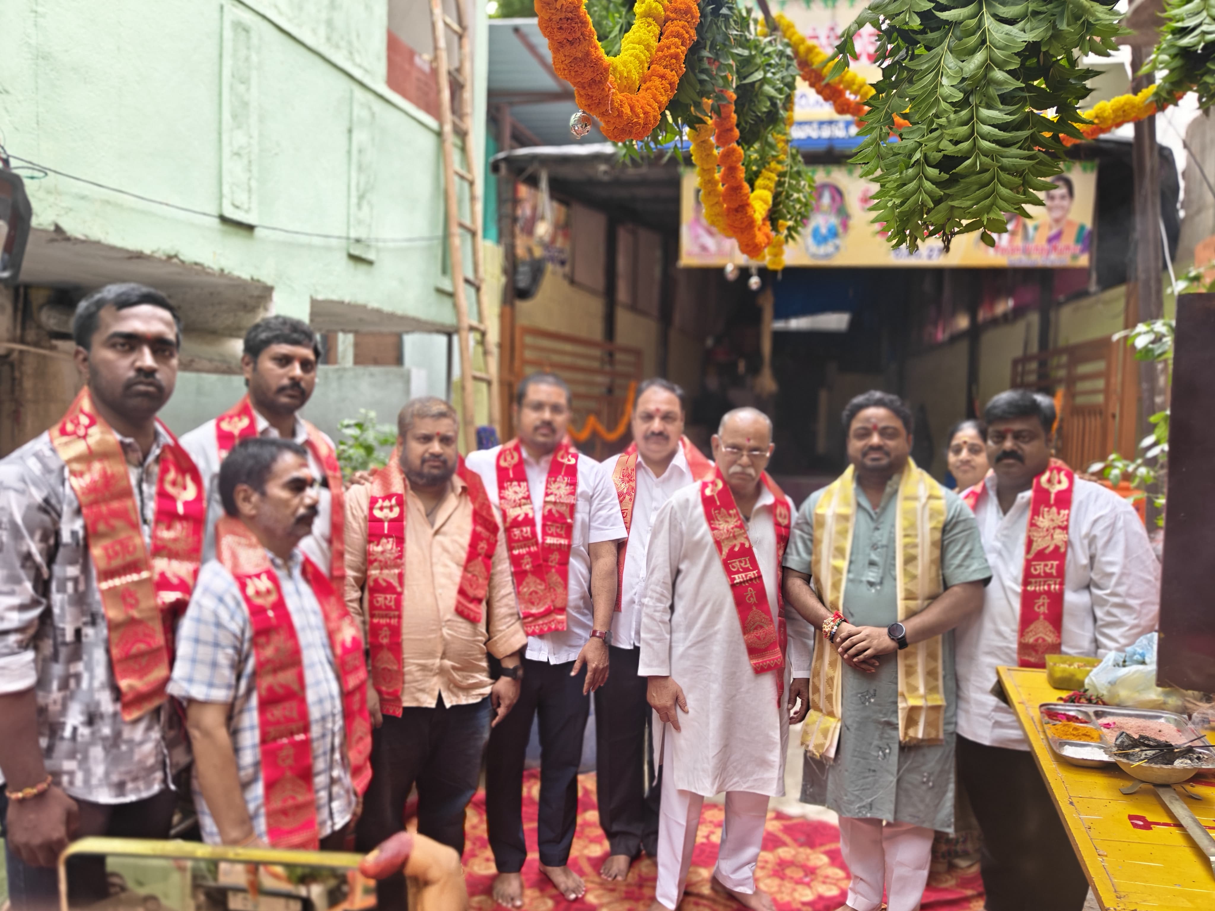 హైదరాబాద్, ట్రైనెట్ న్యూస్, ఆగస్టు 30: శ్రావణమాసం అమ్మవారి బోనాల పండుగ సందర్భంగా గాంధీనగర్ డివిజన్ SRT లోని శ్రీ ఉప్పలమ్మ లక్ష్మి మాత ఆలయం లో సీనియర్ నాయకులు సంజీవ్ రెడ్డి గారి ఆధ్వర్యంలో నిర్వహించిన బోనాల పండుగ కు ముఖ్య అతిథిగా సికింద్రాబాద్ పార్లమెంట్ జాయింట్ కన్వీనర్ శ్రీ ఎ.వినయ్ కుమార్ గారు డివిజన్ బిజెపి ముఖ్య నాయకులతో కలిసి పాల్గొన్నారు. అమ్మవారిని దర్శించుకుని ప్రత్యేక పూజలు నిర్వహించారు. కార్యక్రమంలో బిజెపి నేతలు రత్న సాయి చంద్, శ్రీకాంత్,నీరజ్, నరేంద్రనాథ్,శివ తదితరులు పాల్గొన్నారు.