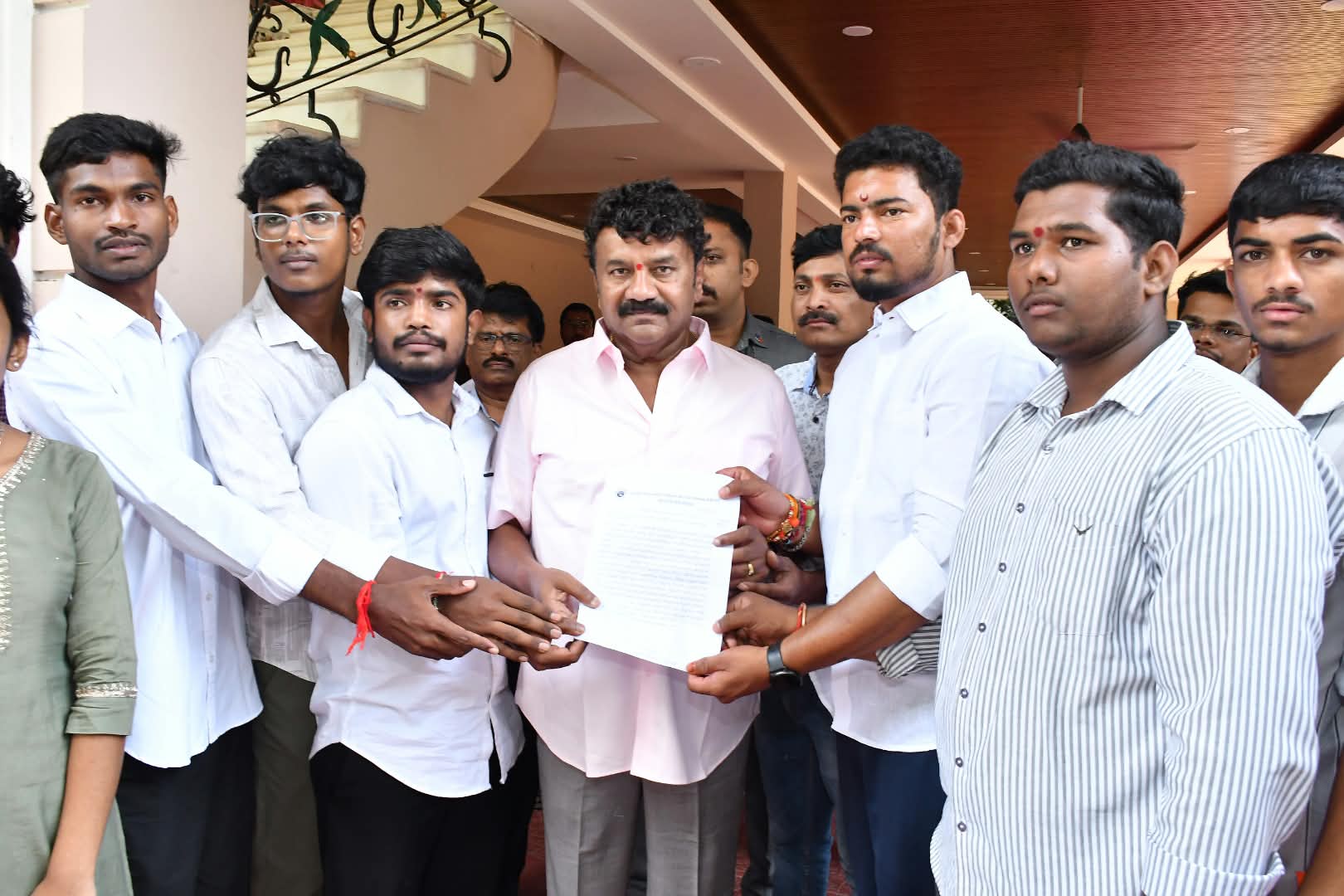 రాష్ట్రంలో ని లక్షలాది మంది విద్యార్థుల జీవితాలతో ఆటలాడుకుంటున్న కాంగ్రెస్ ప్రభుత్వానికి గట్టిగా బుద్ధి చెప్పాలని మాజీమంత్రి,