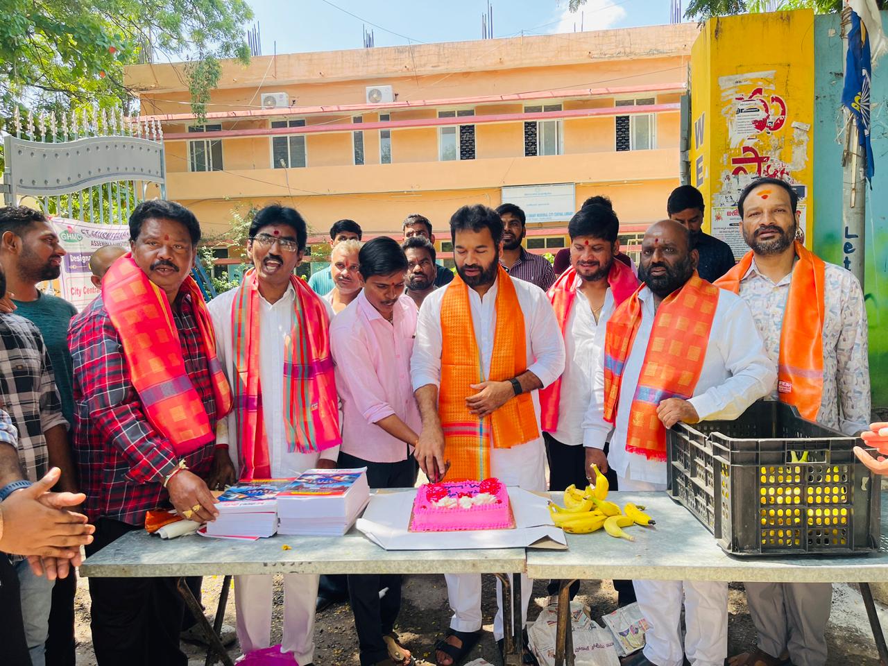 నిరుద్యోగ విద్యార్థుల మధ్య ఎమ్మెల్యే ముఠా గోపాల్ జన్మదిన వేడుకలు