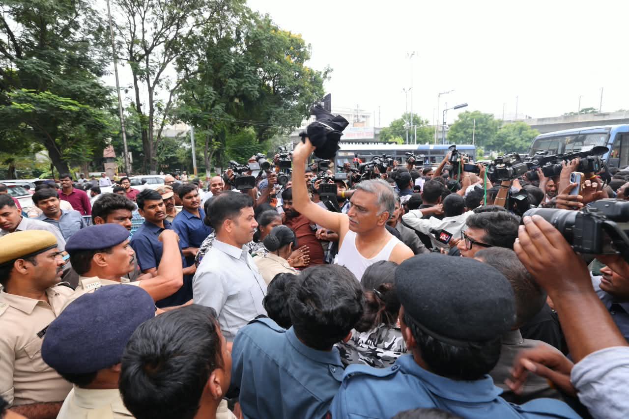 నల్ల టీ షర్టులతో బీఆర్ఎస్ నాయకులు నిరసన