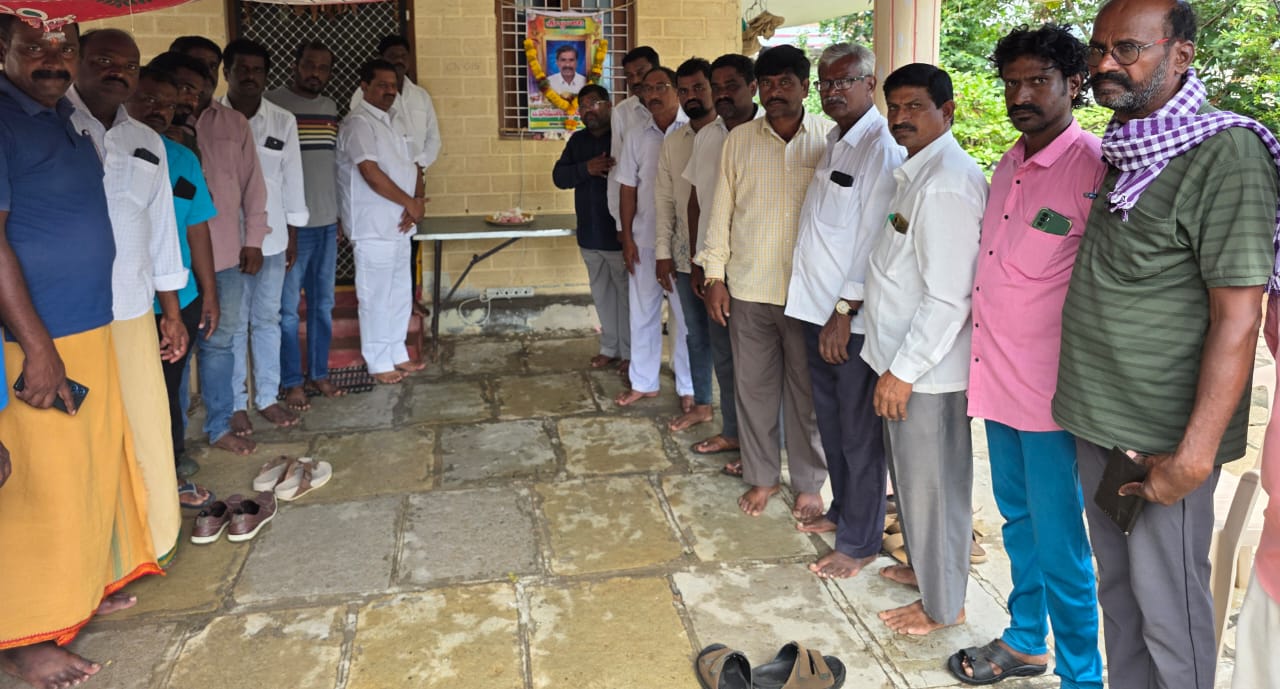 నూనెముంతల బుచ్చిరాములు కుటుంబ సభ్యులను పరామర్శించిన మాజీ ఎమ్మెల్యే బూడిద భిక్షమయ్య గౌడ్,
