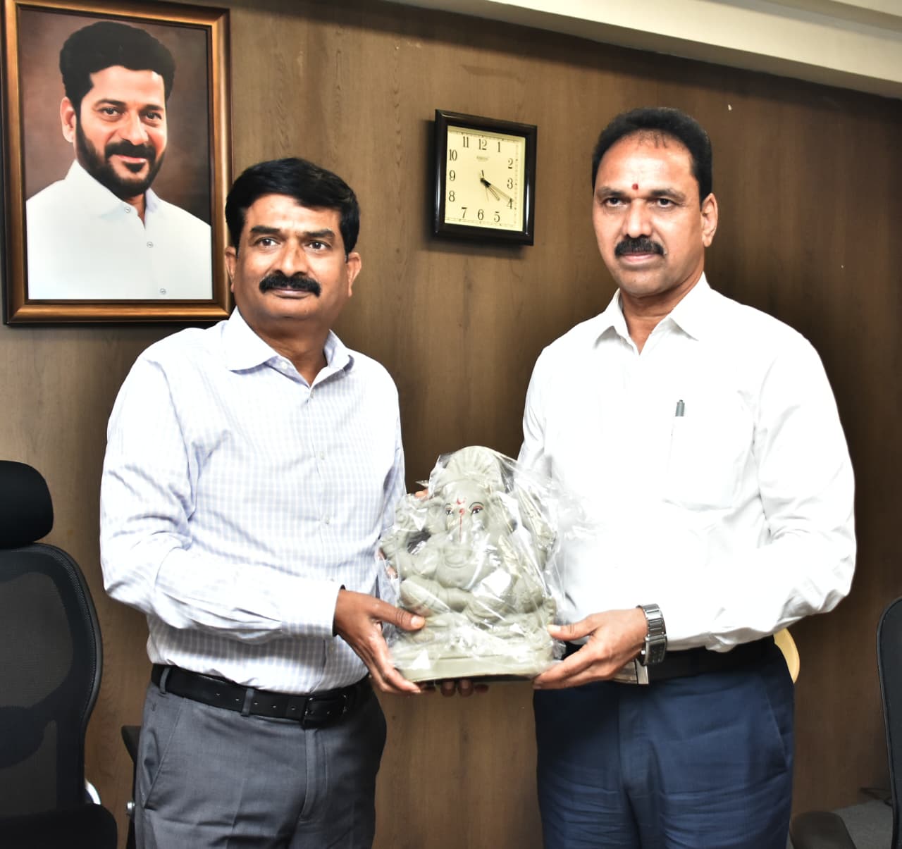 సమాచార శాఖలో మట్టి గణపతుల పంపిణీ
