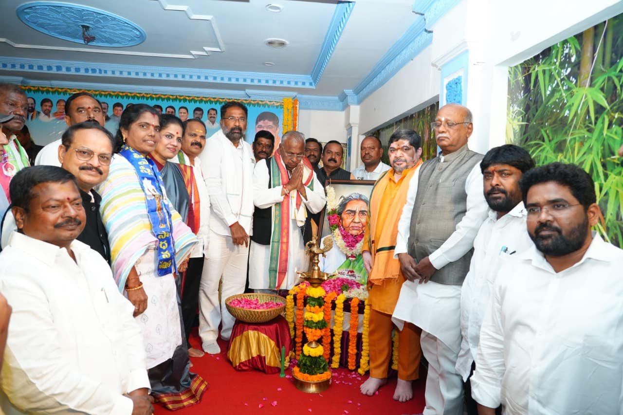 చాకలి ఐలమ్మ పోరాట స్ఫూర్తిని యువత కొనసాగించాలి: మంత్రి వాకిటి శ్రీహరి