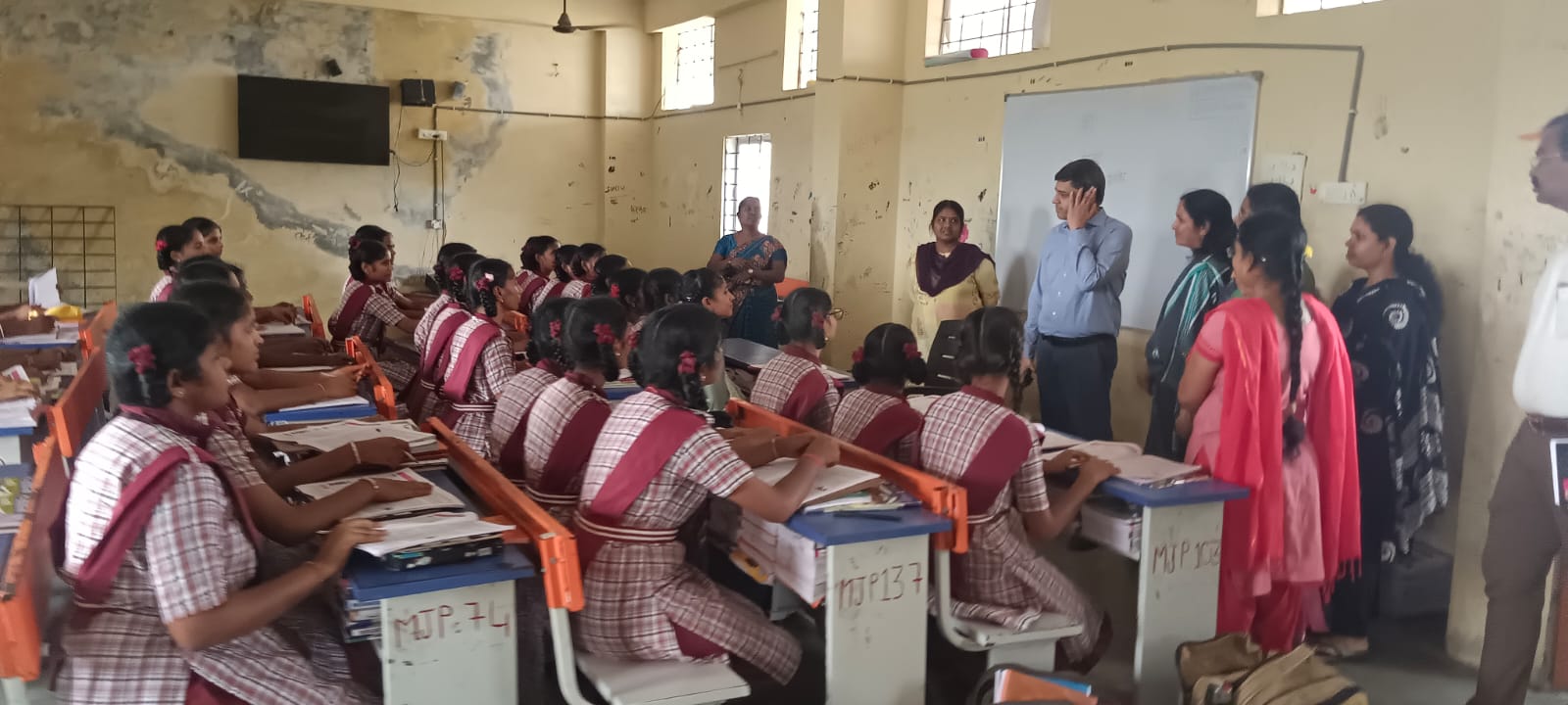 మహాత్మా జ్యోతి బాపూలే బాలికల గురుకుల పాఠశాల కళాశాలను సందర్శించిన కలెక్టర్ అనురాగ్ జయంతి