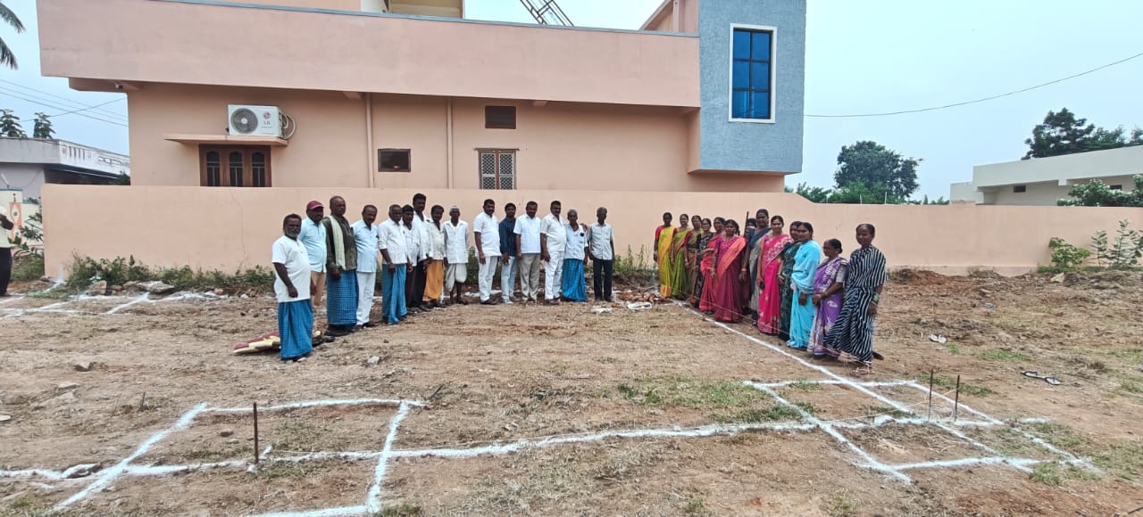 పుల్లాయగూడెంలో మహిళా సంఘ భవనానికి శంకుస్థాపన చేసిన సర్పంచ్ నర్రాముల రామలింగయ్య యాదవ్