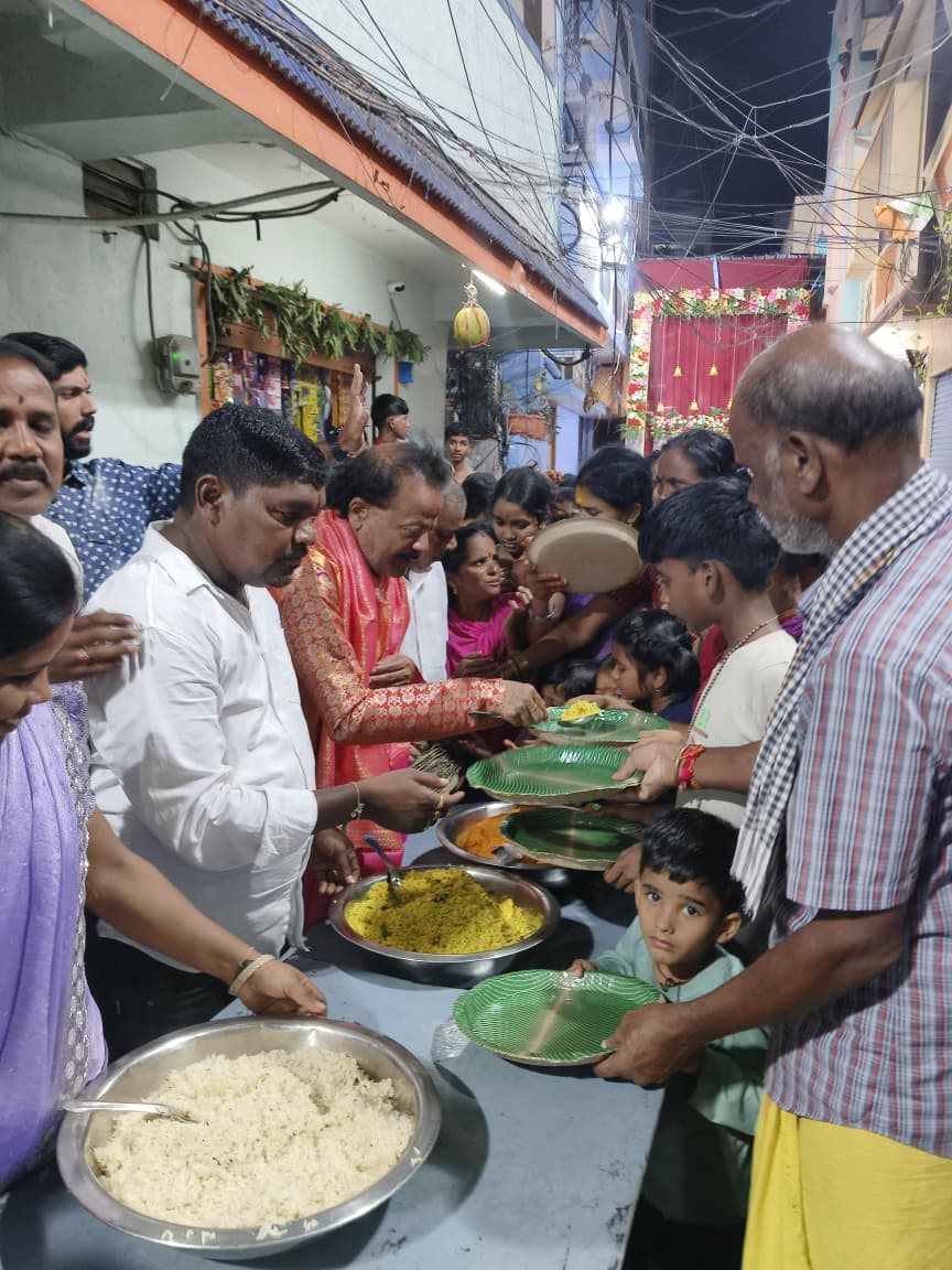 ఆకాష్ యాదవ్ ఆధ్వర్యంలో అన్న ప్రసాద వితరణ
