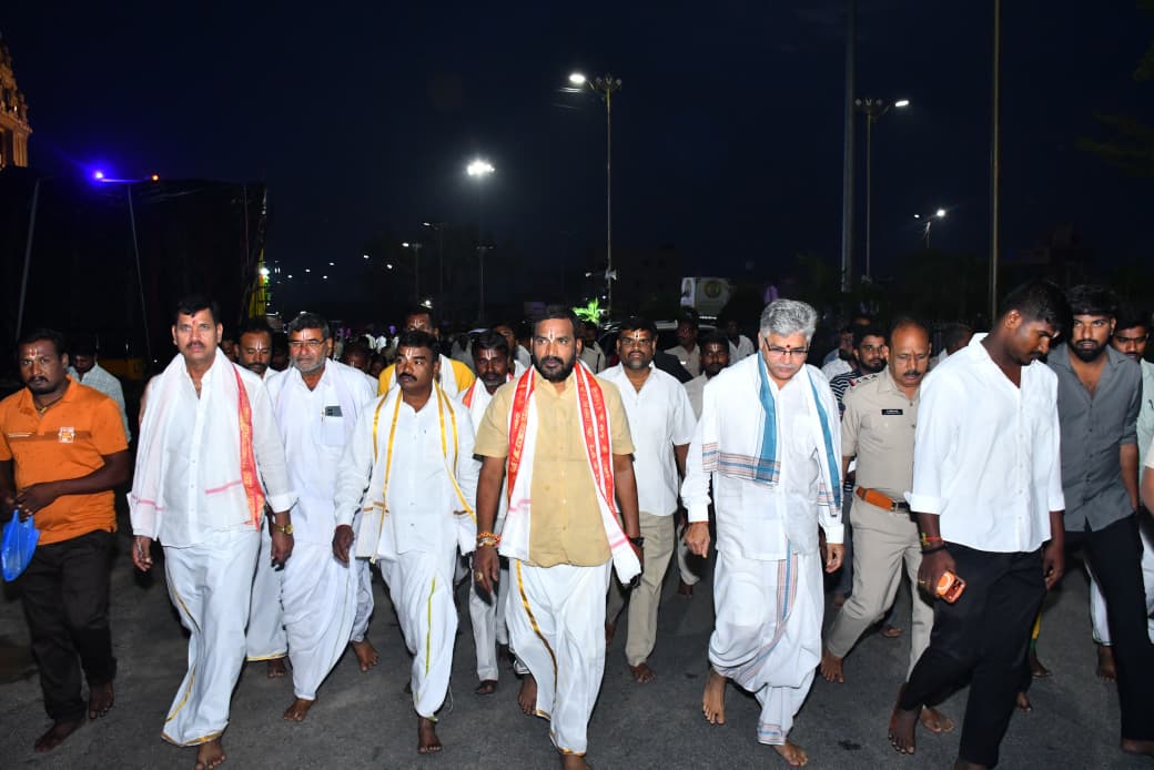 యాదగిరిగుట్టలో గిరిప్రదక్షిణ చేసిన ప్రభుత్వ విప్,ఆలేరు ఎమ్మెల్యే బీర్ల అయిలయ్య