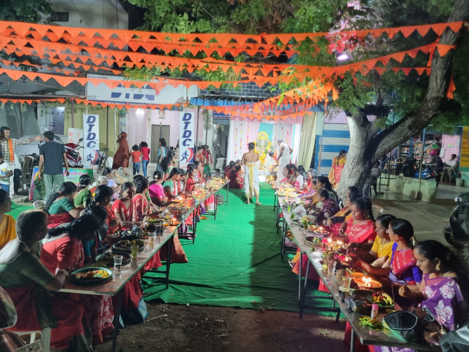 కుంకుమార్చనకు పోటెత్తిన మహిళలునల్లగొండ జిల్లా ఇన్చార్జ్: విశ్వనాథ్