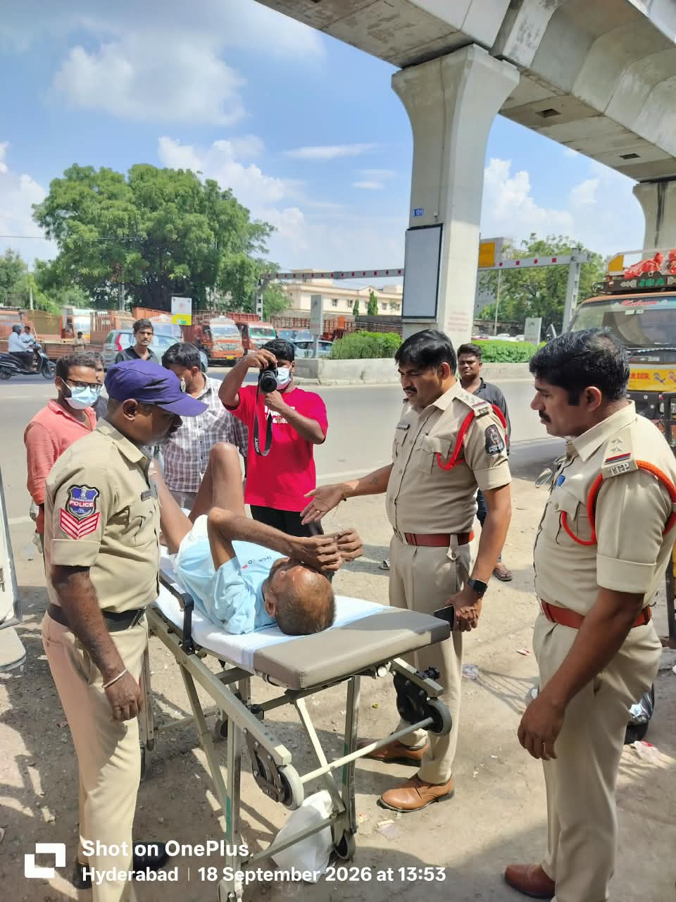చిలకలగూడ పోలీసుల మానవత్వం వృద్ధుడికి చికిత్స అందించి ఆశ్రమానికి తరలింపు