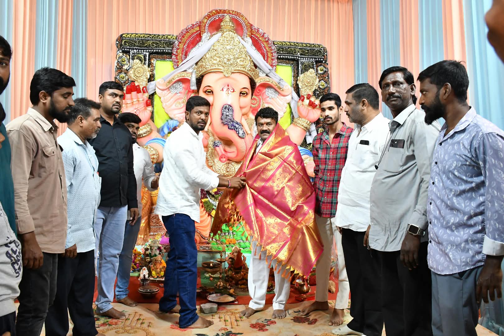 ద్విచక్ర వాహనంపై తిరుగుతూ గణేష్ మండపాలను దర్శించుకున్న ఎమ్మెల్యే తలసాని శ్రీనివాస్ యాదవ్