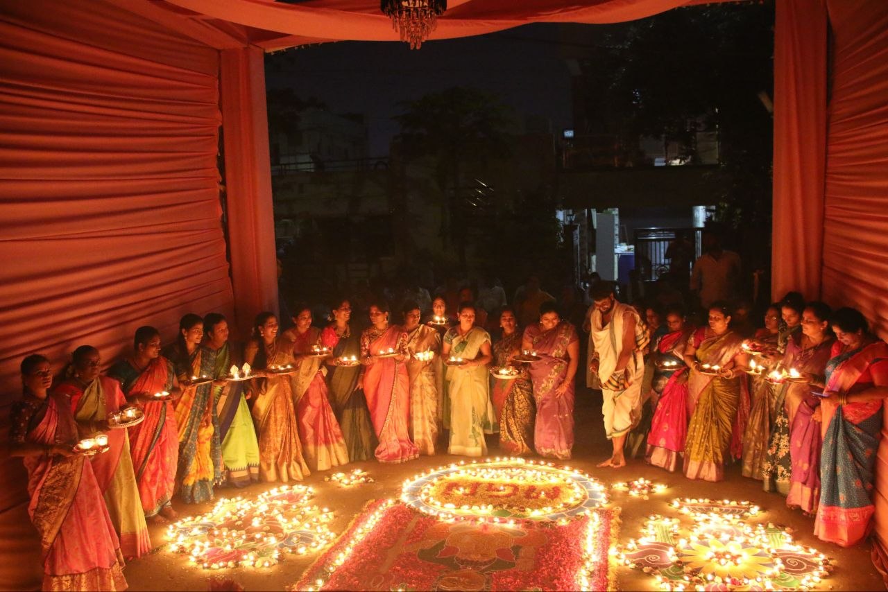 Special prayers to Lord Ganesha with one lakh flowers... Illumination with 600 lamps