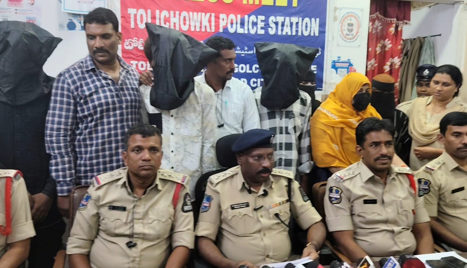 మైనర్ బాలిక కిడ్నాప్ కేసును ఛేదించిన పోలీసులు 8 మంది అరెస్ట్ 6 మొబైల్ ఫోన్లు, ఒక ఆటో స్వాధీనం