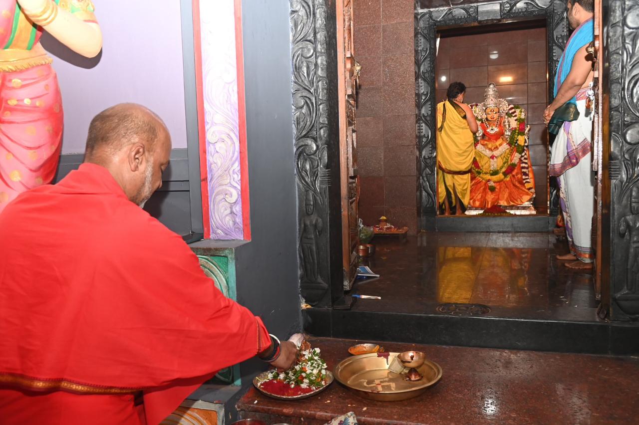 మహాశక్తి’ ఆలయంలో ఘనంగా దేవీ నవరాత్రి ఉత్సవాలు ప్రారంభం తొలిరోజు బాలా త్రిపుర సుందరీ దేవిగా అమ్మవారి దర్శనం