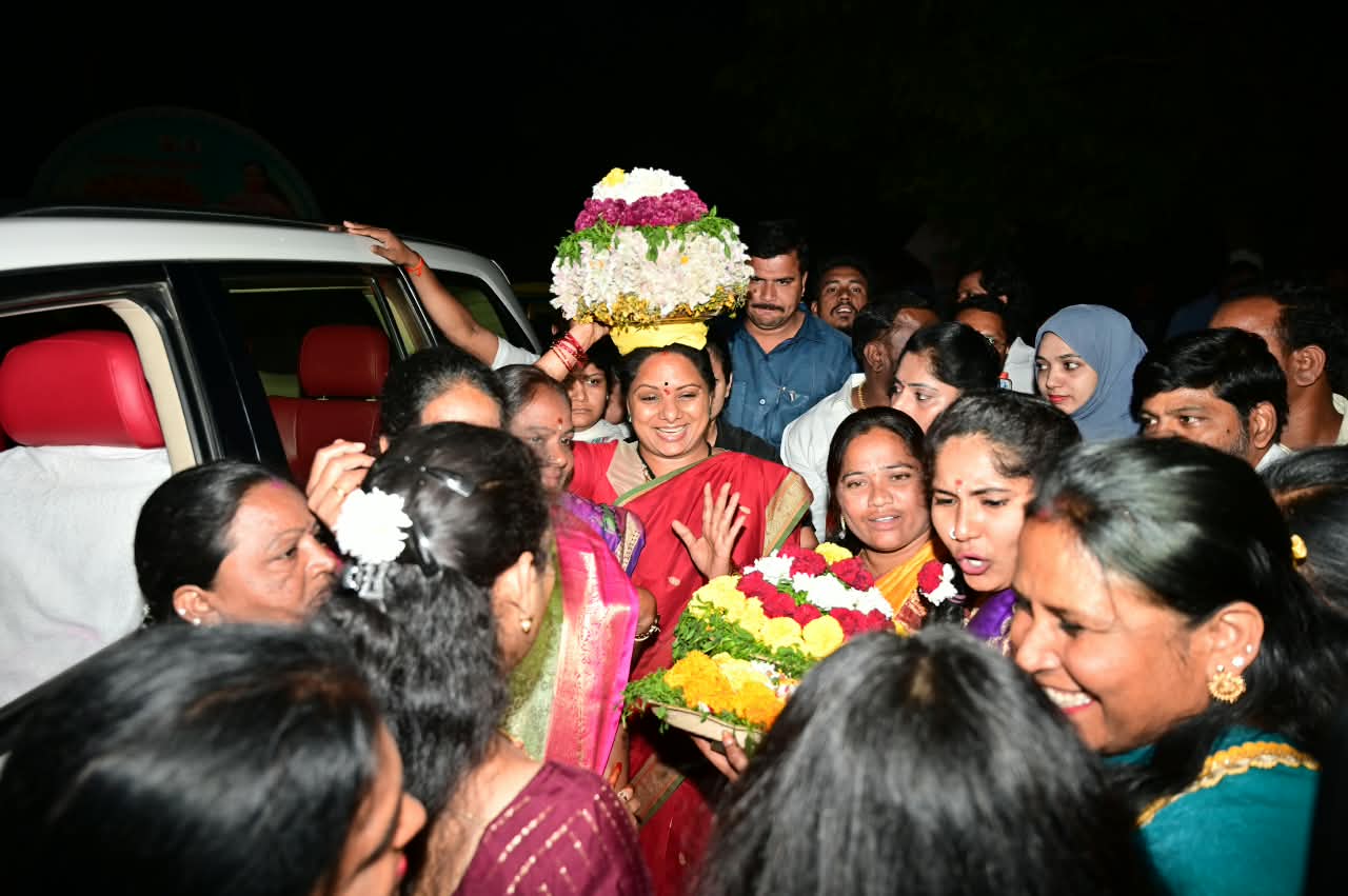 బహుజన తెలంగాణ కోసం బతుకమ్మ మరో ఉద్యమ స్వరూపం కావాలి: కవిత ఉస్మానియాకు రూ.1,000 కోట్లు సాధించే వరకు పోరాడుతాం