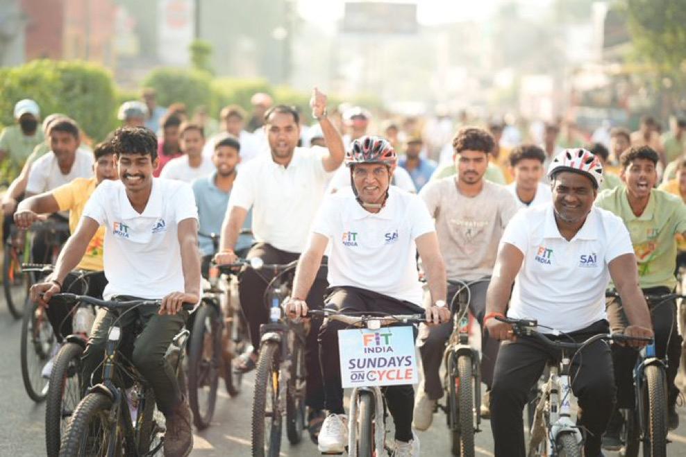 మత్తుకు దూరంగా.. ఆరోగ్యానికి చేరువగా యువత వారణాసిలో 5.5 కిలోమీటర్ల సైకిల్ ర్యాలీకి నాయకత్వం వహించిన కేంద్ర మంత్రి మాండవీయ