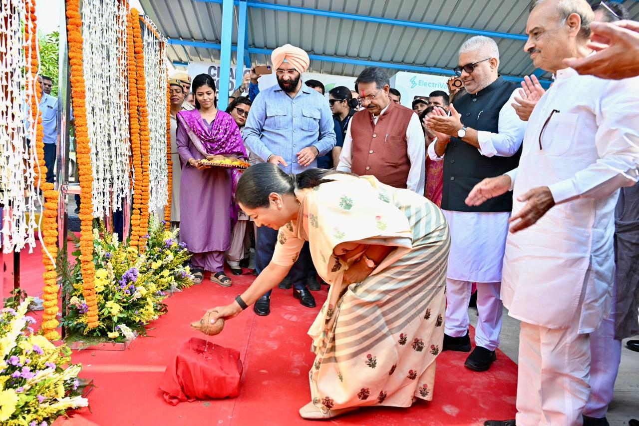 ఢిల్లీలో కాలుష్య నియంత్రణకు మరిన్ని చర్యలు 150 విద్యుత్ బస్సులు ప్రారంభం.. కొత్తగా 13 గాలి నాణ్యత పర్యవేక్షణ కేంద్రాలు