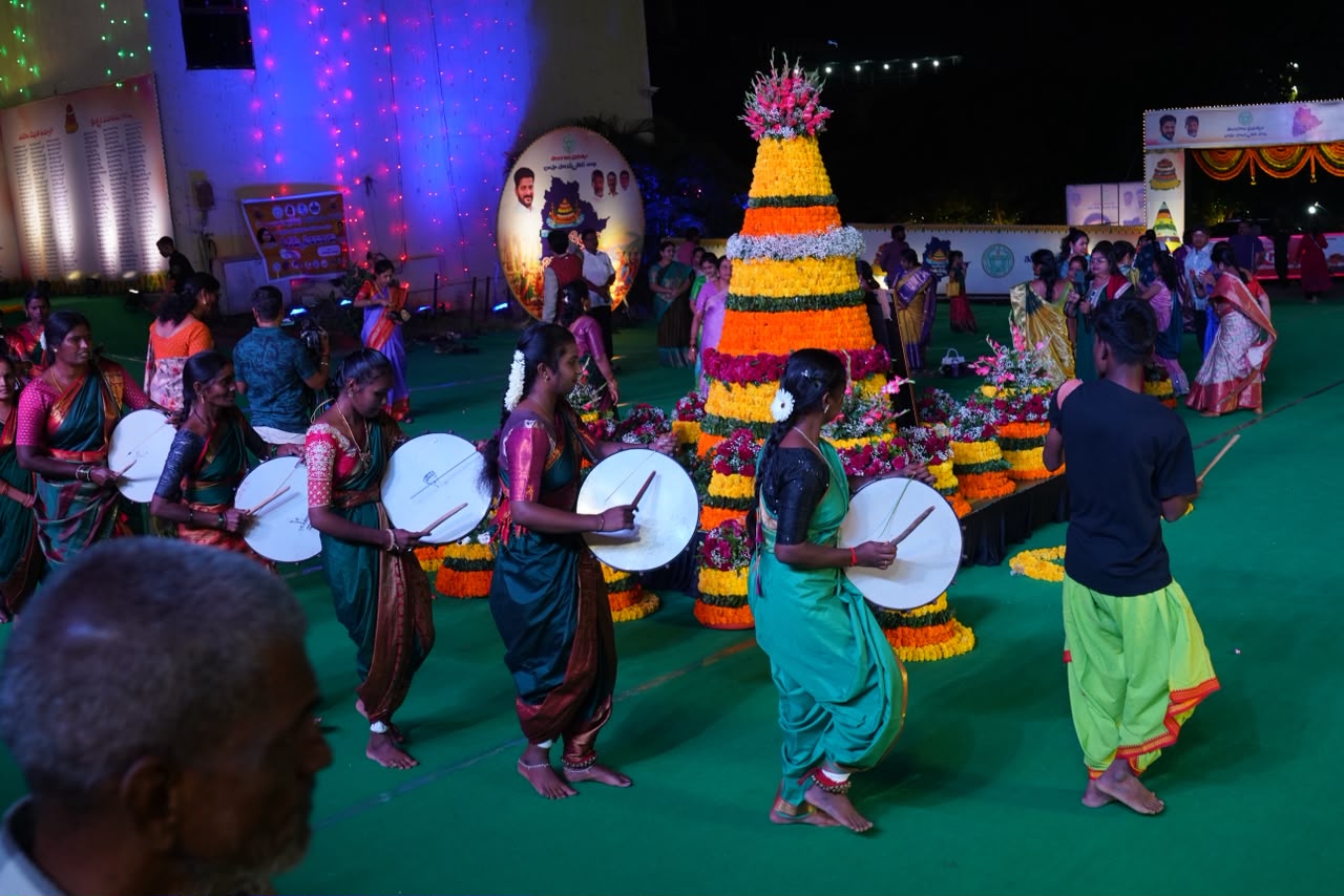 రవీంద్రభారతిలో ఐదవ రోజు 'అట్ల బతుకమ్మ' వేడుకలు తెలంగాణ మహిళల జీవన విధానాన్ని ప్రతిబింబించేదే బతుకమ్మ : డాక్టర్ ఏనుగు నరసింహారెడ్డి