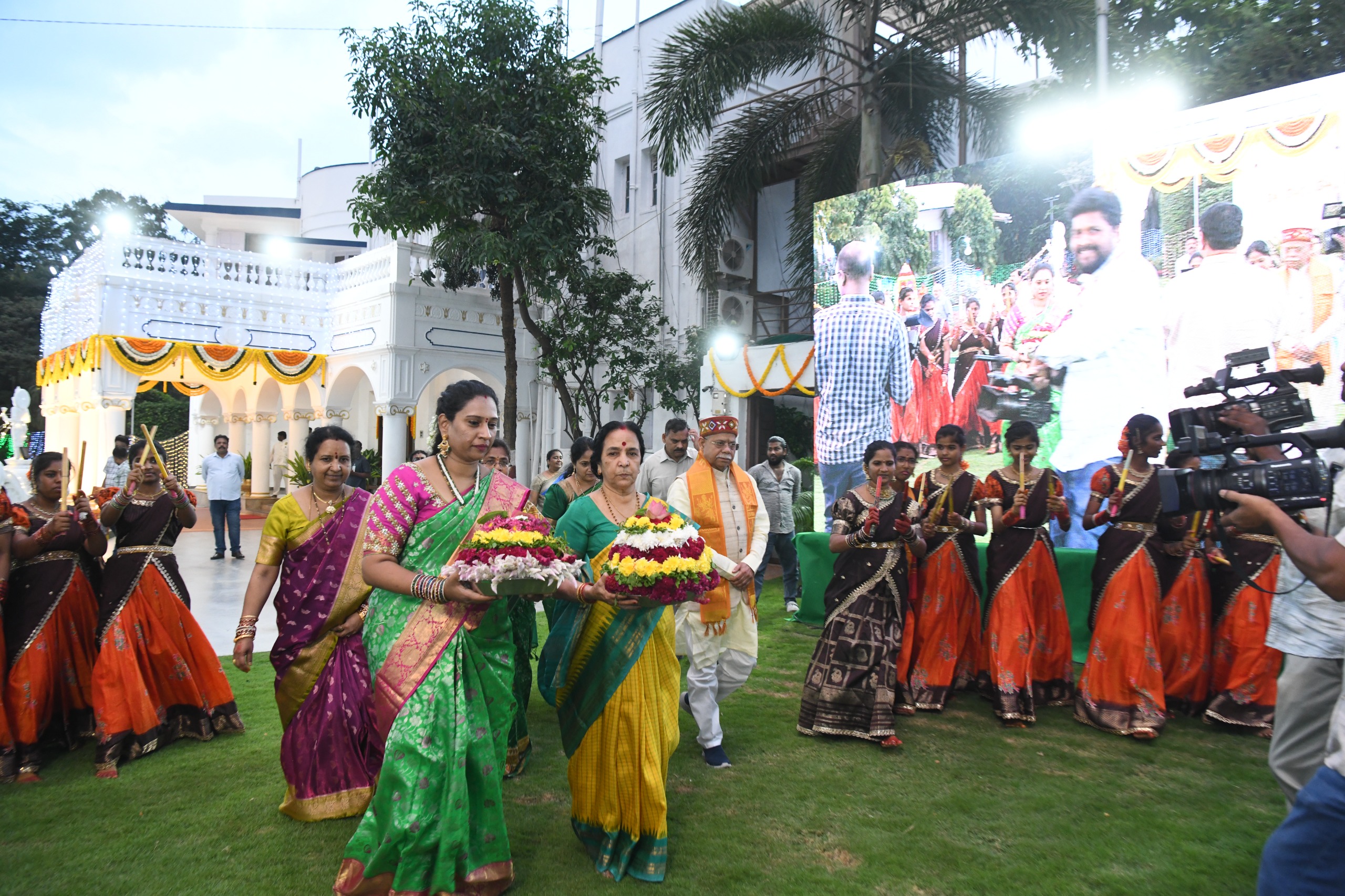 బతుకమ్మ తెలంగాణ సాంస్కృతిక వైభవానికి, సంప్రదాయాలకు ప్రతీక: గవర్నర్ శివప్రతాప్ శుక్లా లోక్ భవన్ లో అంగరంగ వైభవంగా బతుకమ్మ వేడుకలు