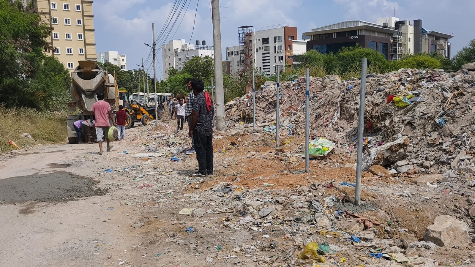 మాదాపూర్ ఖానమేట్ లోరూ.300 కోట్ల విలువైన భూమిని కాపాడిన హైడ్రా, రెవెన్యూ అధికారులు