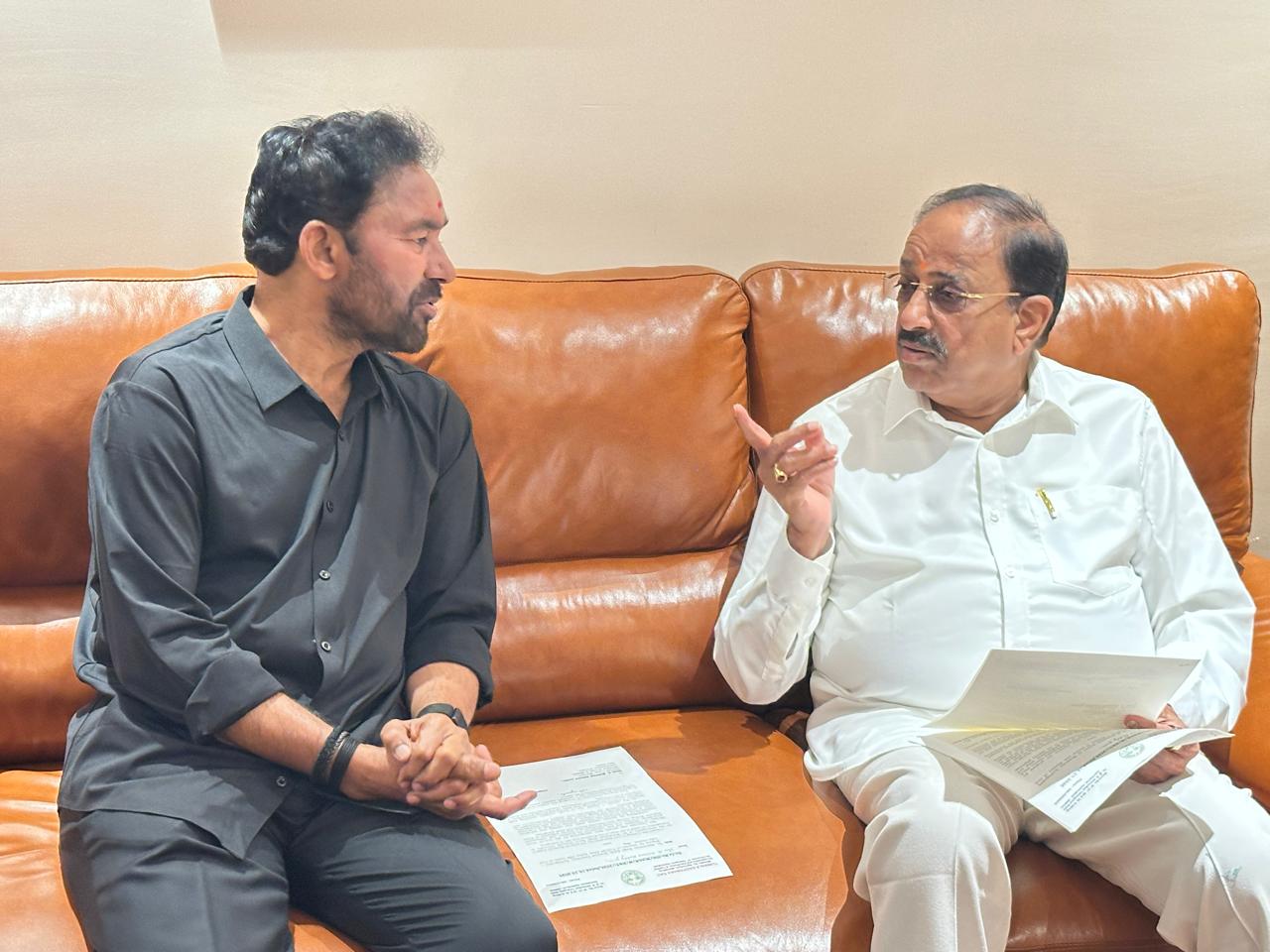 తెలంగాణ అభివృద్ధి పనులకు కేంద్రం సహకరించాలి: మంత్రి తుమ్మల కేంద్ర మంత్రి కిషన్ రెడ్డికి పలు కీలక అంశాలపై వినతిపత్రాలు అందజేత