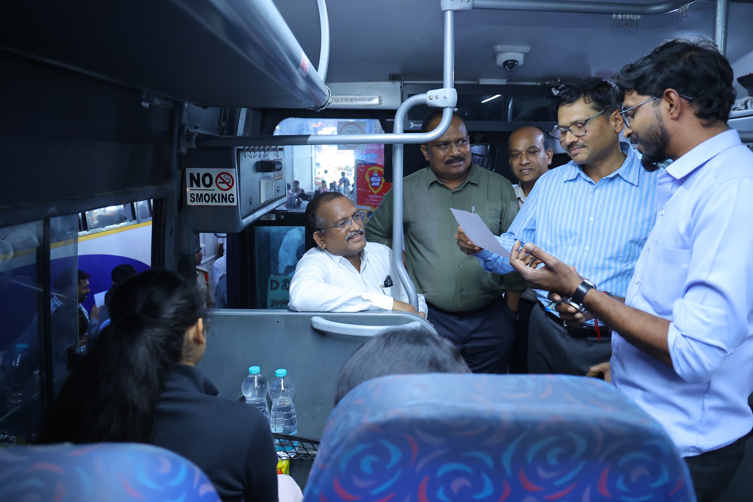 దసరాకు ఊరెళ్లే ప్రయాణికుల కోసం 7 వేల ప్రత్యేక బస్సులు: టీజీఎస్ఆర్టీసీ ఎండీ వై.నాగిరెడ్డి జూబ్లీ బస్ స్టేషన్ (జేబీఎస్ ) లో ఏర్పాట్లను ప్రత్యక్షంగా పరిశీలించిన ఎండీ వై.నాగిరెడ్డి