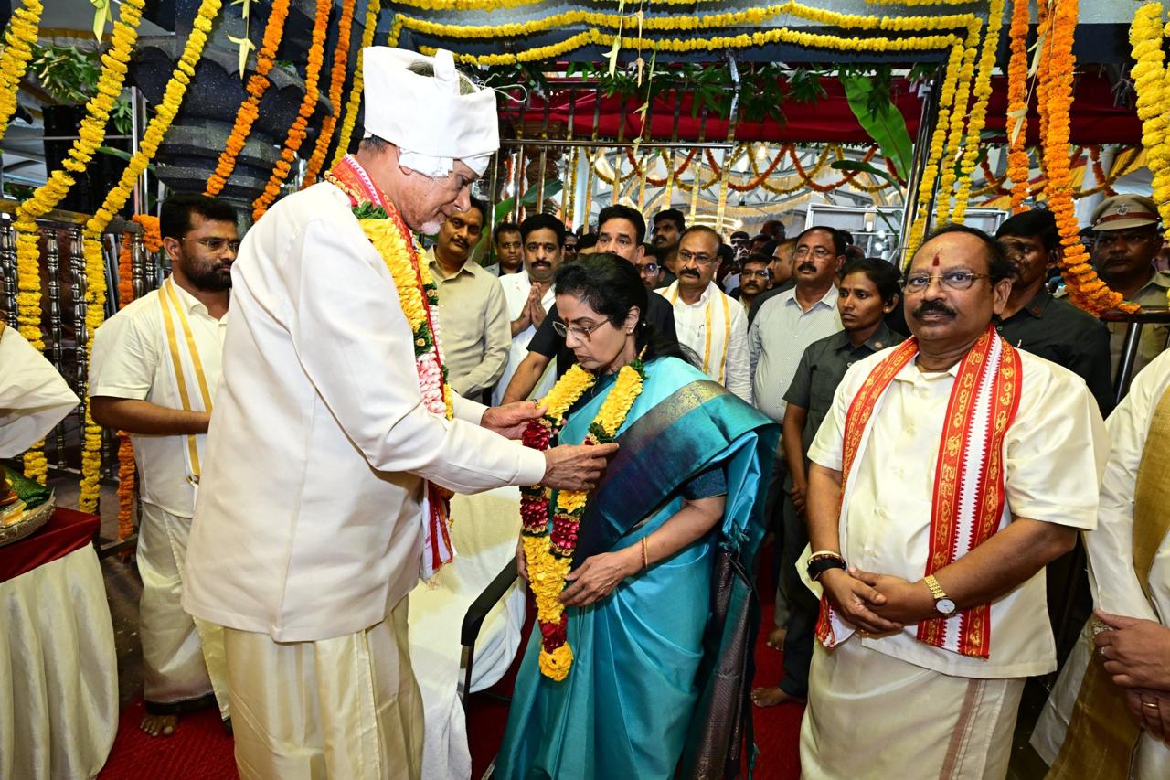 కనకదుర్గమ్మ కు సీఎం చంద్రబాబు దంపతుల ప్రత్యేక పూజలు