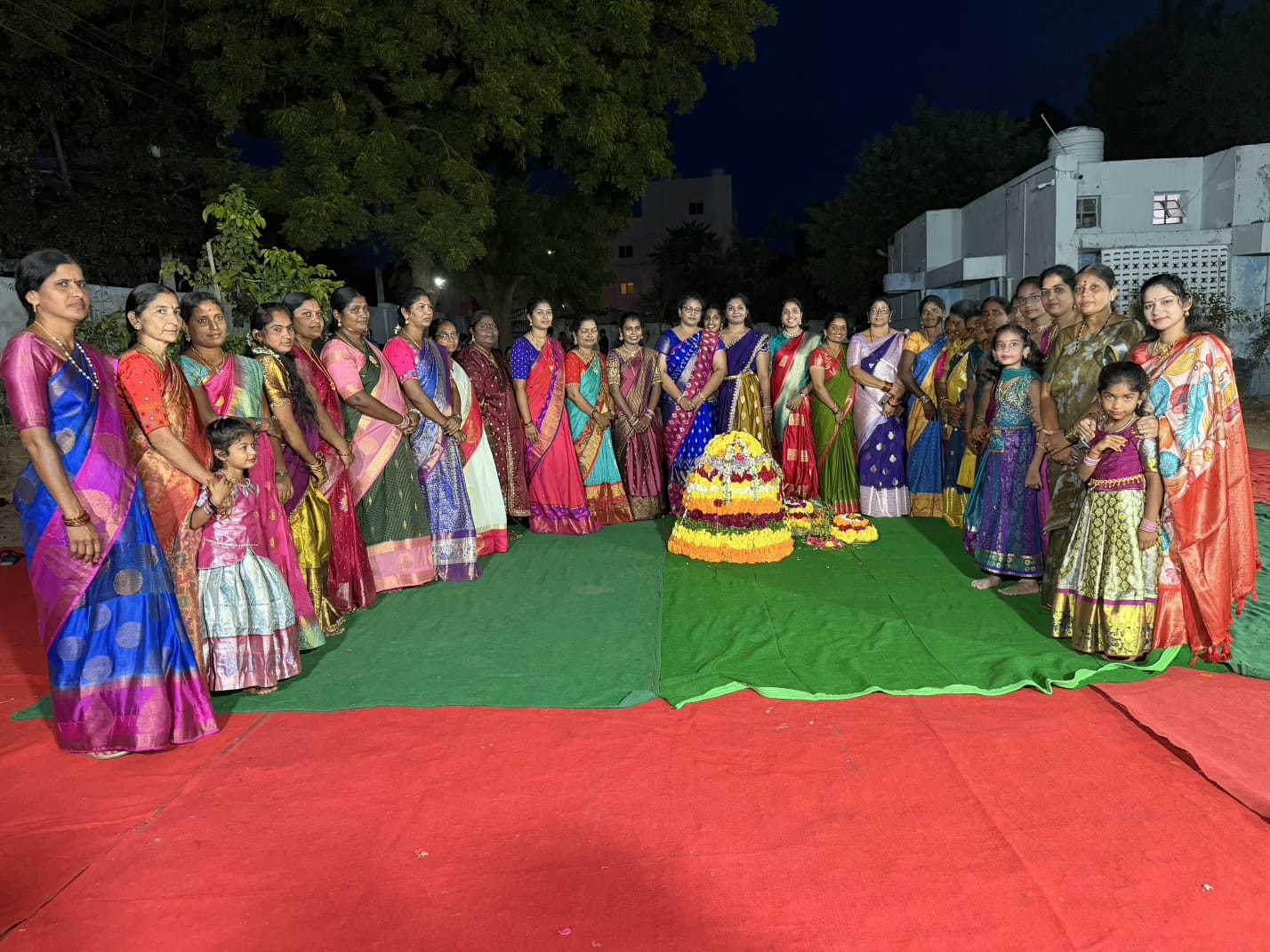 రామన్నపేట సీనియర్ సివిల్ జడ్జి కోర్టు ప్రాంగణంలో ఘనంగా బతుకమ్మ సంబరాలు