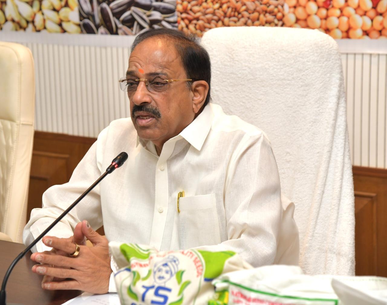 ఖేత్ బచావో అభియాన్’పై కేంద్ర మంత్రి నిర్వహించిన వీడియో కాన్ఫరెన్స్లో పాల్గొన్న మంత్రి తుమ్మల తెలంగాణలో 315 మండలాల్లో కరువు పరిస్థితులు.. కేంద్రం తక్షణ సహాయం అందించాలి