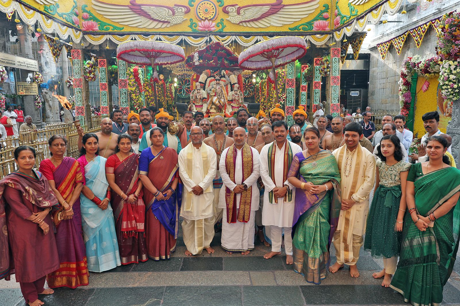 పుష్పక విమానంపై గోవర్ధనగిరిధారిగా శ్రీ మలయప్పస్వామి దివ్య దర్శనం కొబ్బరి ఆకులతో అద్భుతంగా పుష్పక విమానం.. సంప్రదాయ పుష్పాలతో సుందర అలంకరణ